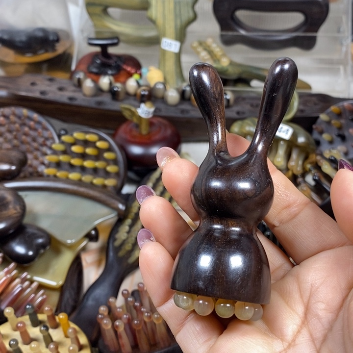 紫光檀羊角兔子按摩梳