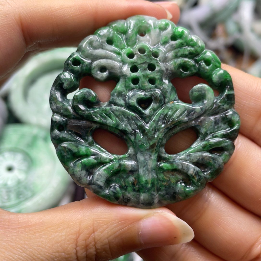 翡翠未镶嵌颈饰牌子