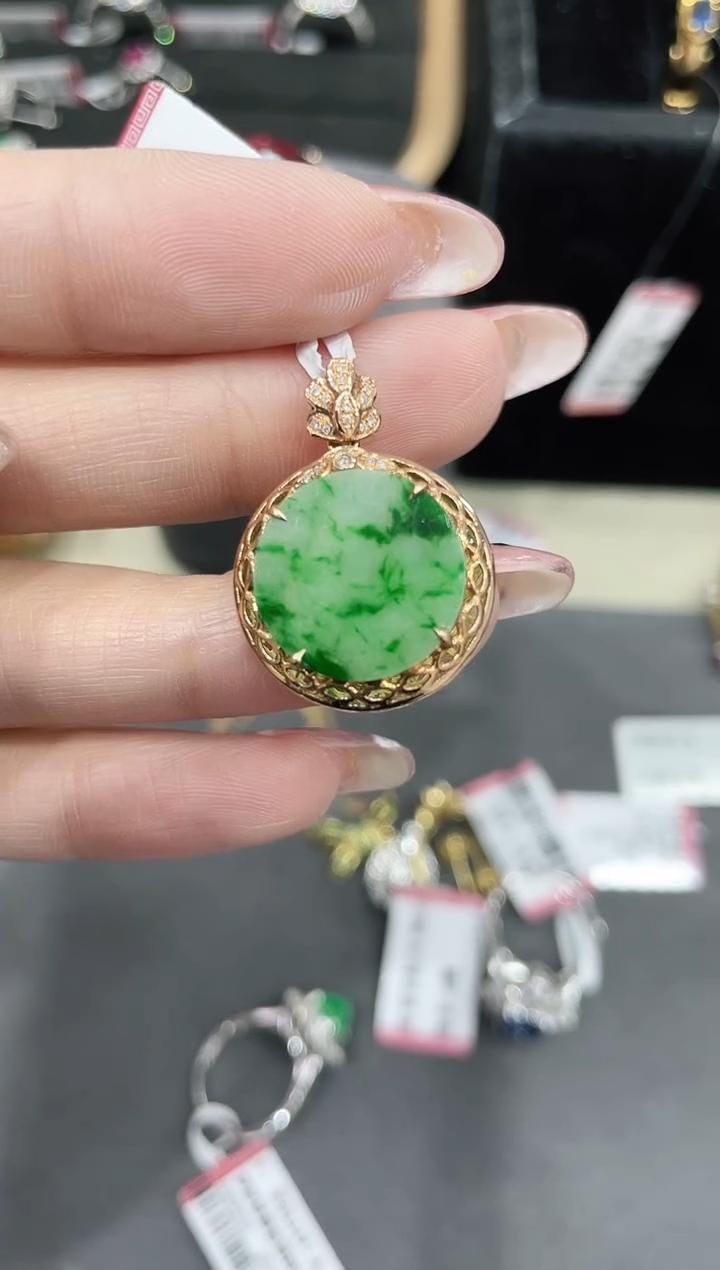 18K金镶嵌翡翠吊坠