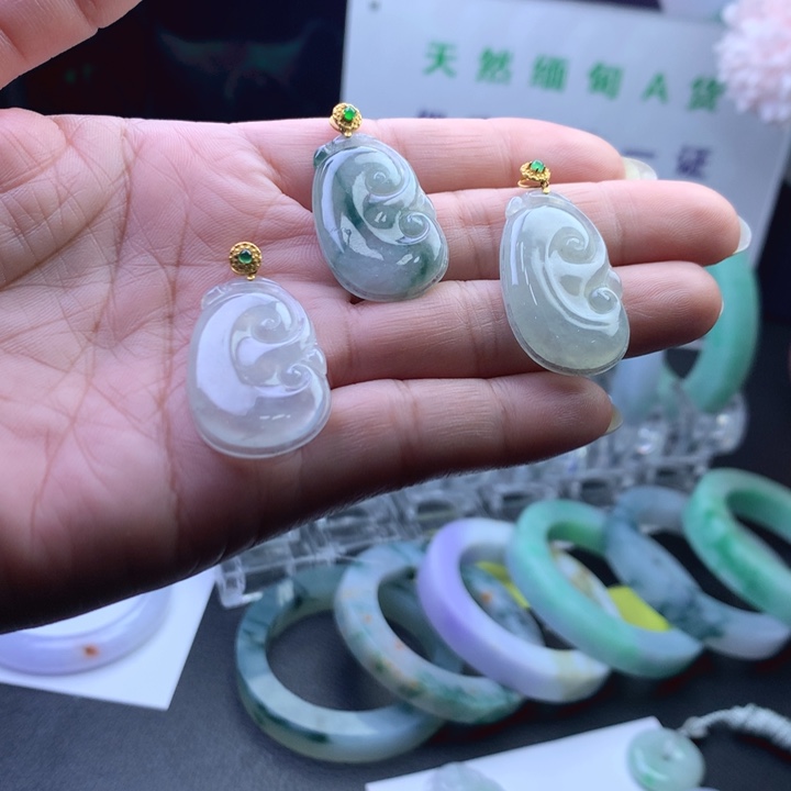 颈饰18K金镶嵌翡翠翡翠如意吊坠