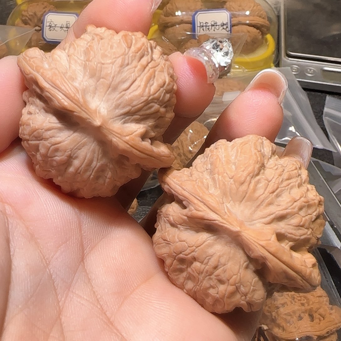 文玩核桃吊坠42血麒麟