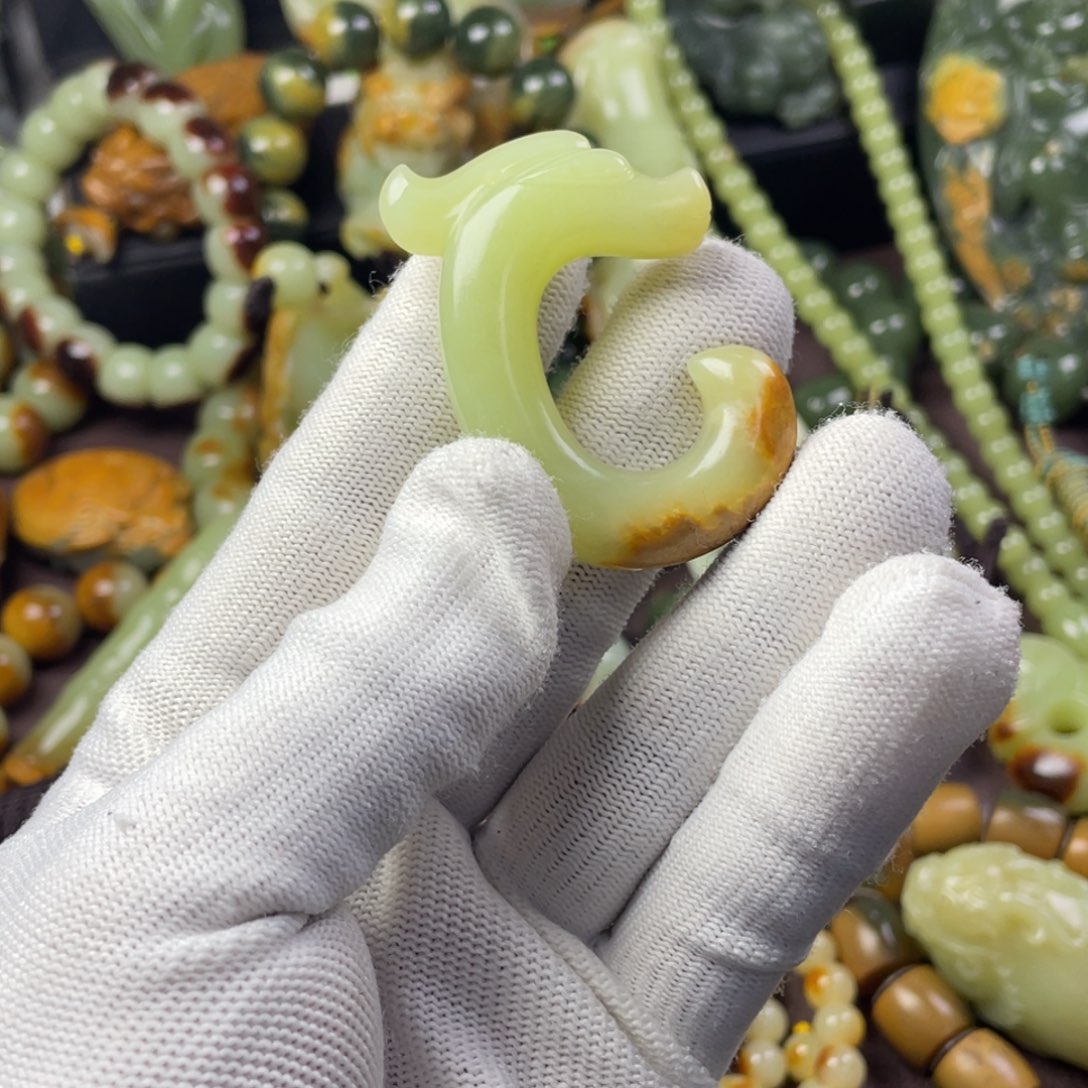 人***桀岫岩河磨玉（透闪石质玉）未镶嵌颈饰