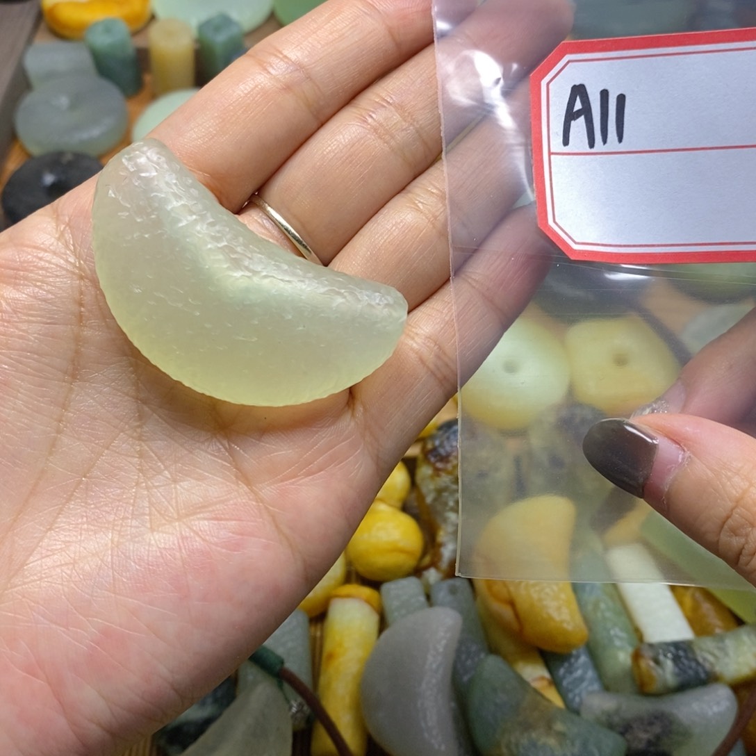 未镶嵌蛇纹石玉颈饰c***希