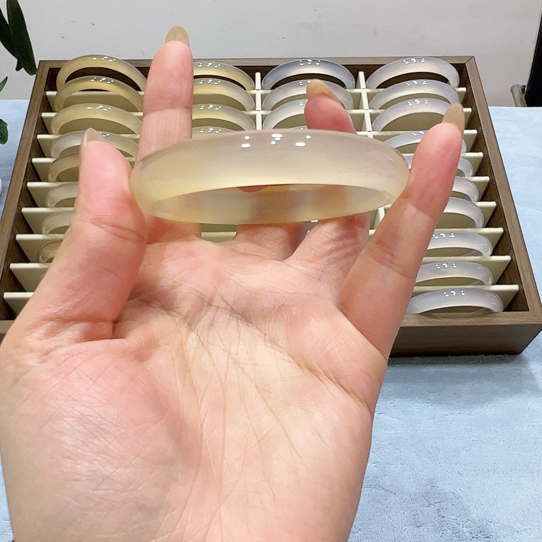 ****条玛瑙/玉髓未镶嵌手镯