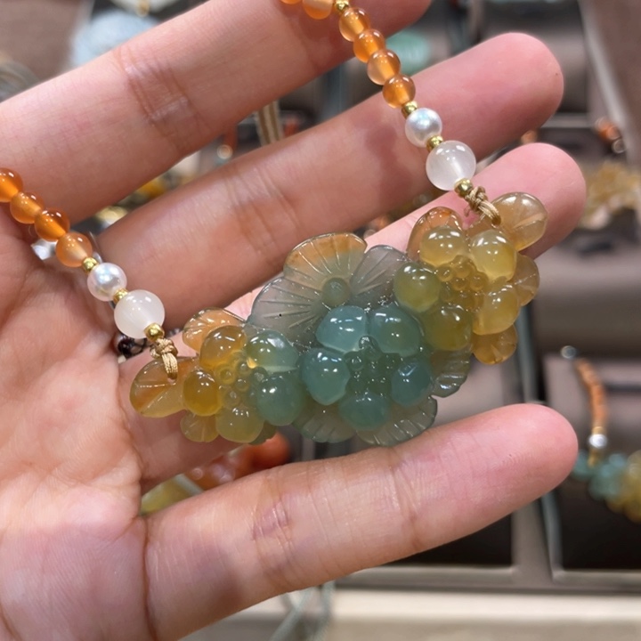 蛇纹石玉颈饰未镶嵌