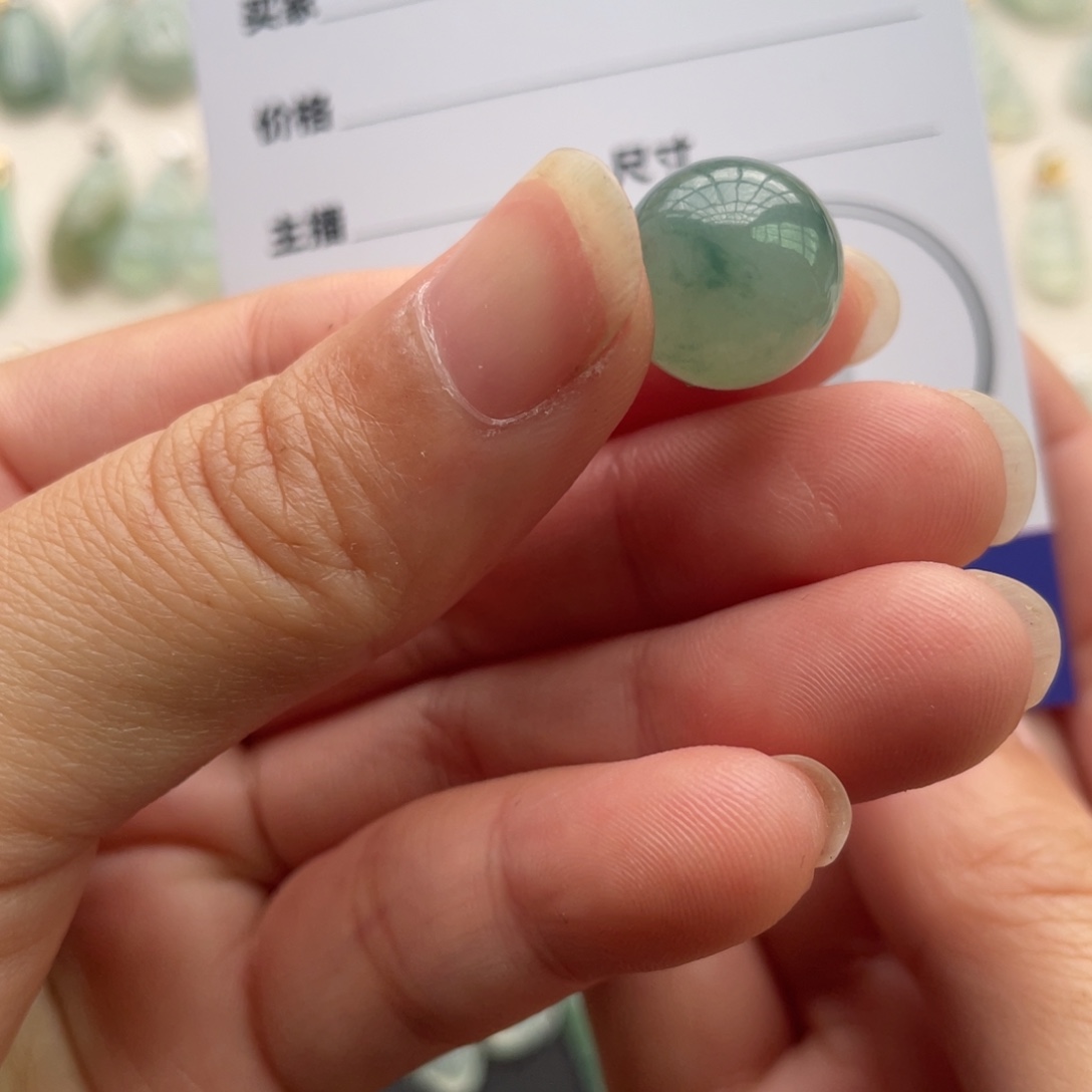 翡翠未镶嵌颈饰单珠