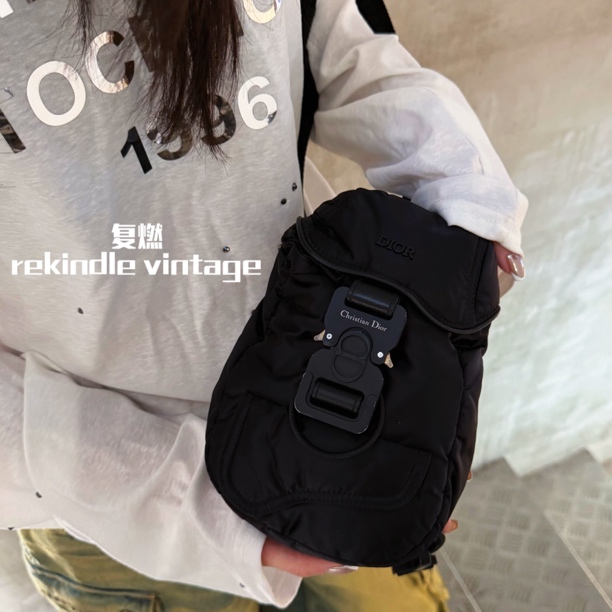 95新 DIOR/迪奥 复燃精选/黑色羽绒面机车扣胸包