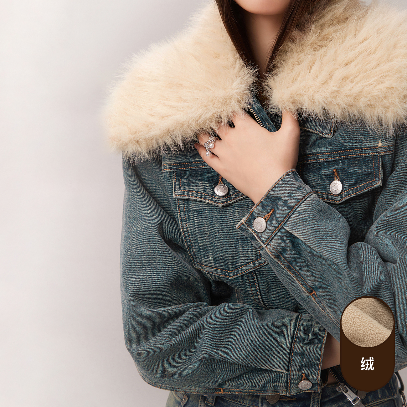 CHUU撞色字母刺绣大毛领牛仔长袖短外套EHJM016J