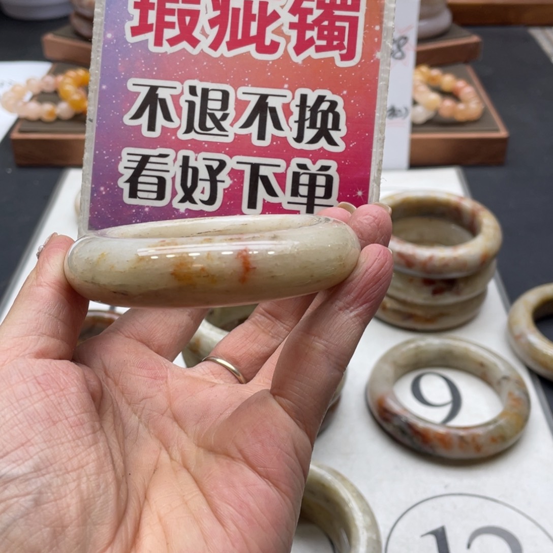 困***择石英岩玉未镶嵌手镯