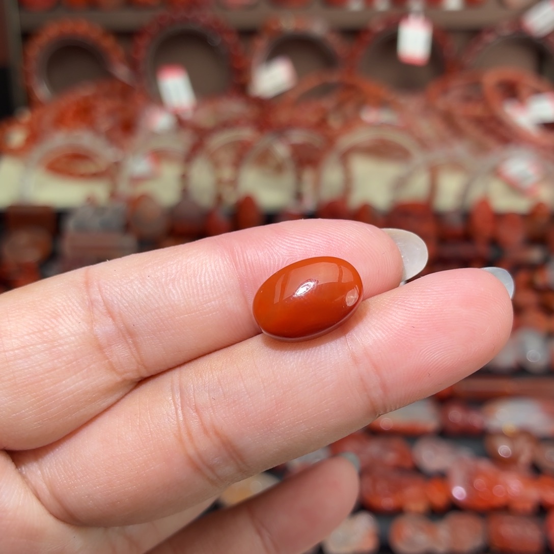 南红玛瑙未镶嵌颈饰椭圆满肉戒面