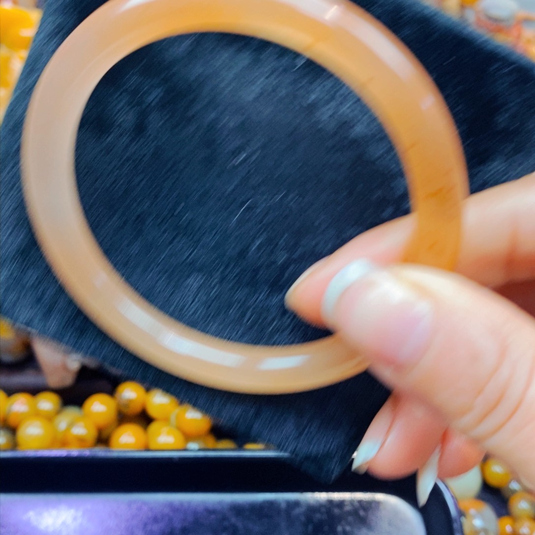 未镶嵌石英质玉（黄龙玉）颈饰