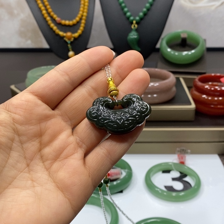 东陵石颈饰未镶嵌