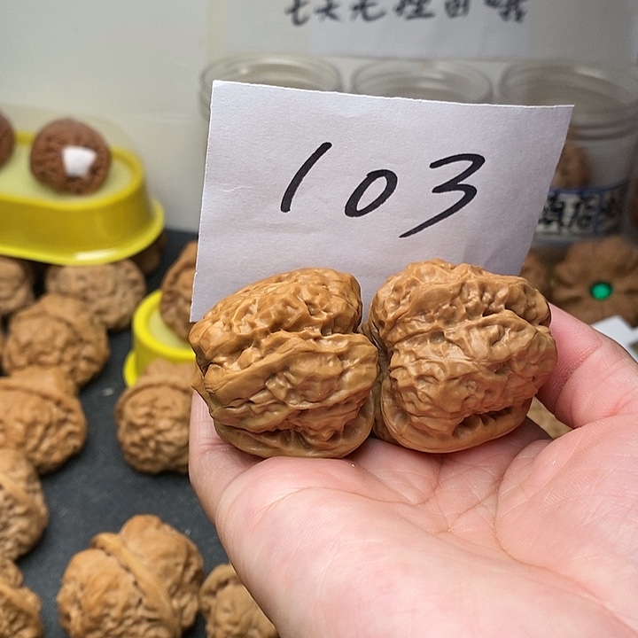 核桃蛤蟆38斤左右一只手