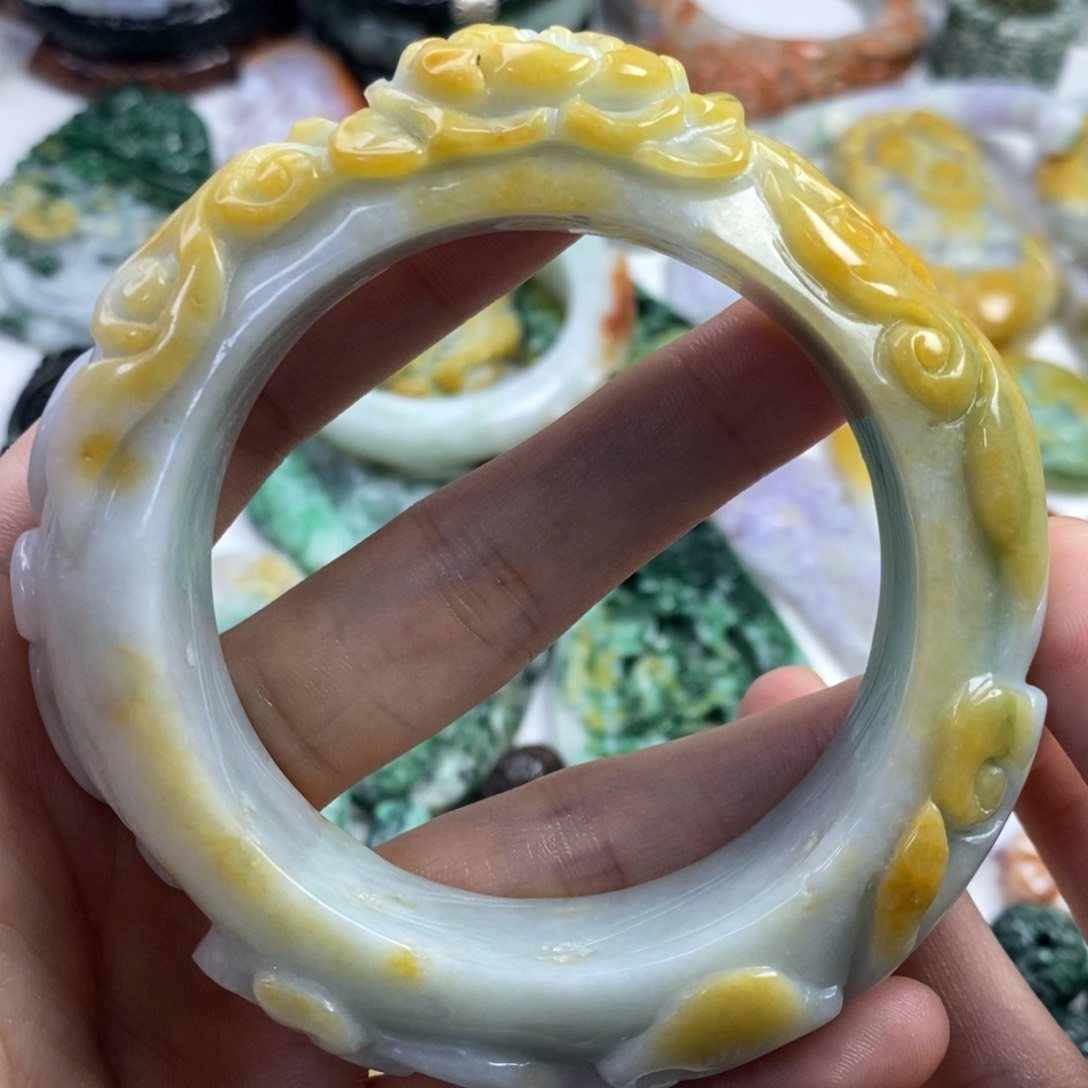 翡翠未镶嵌颈饰土*