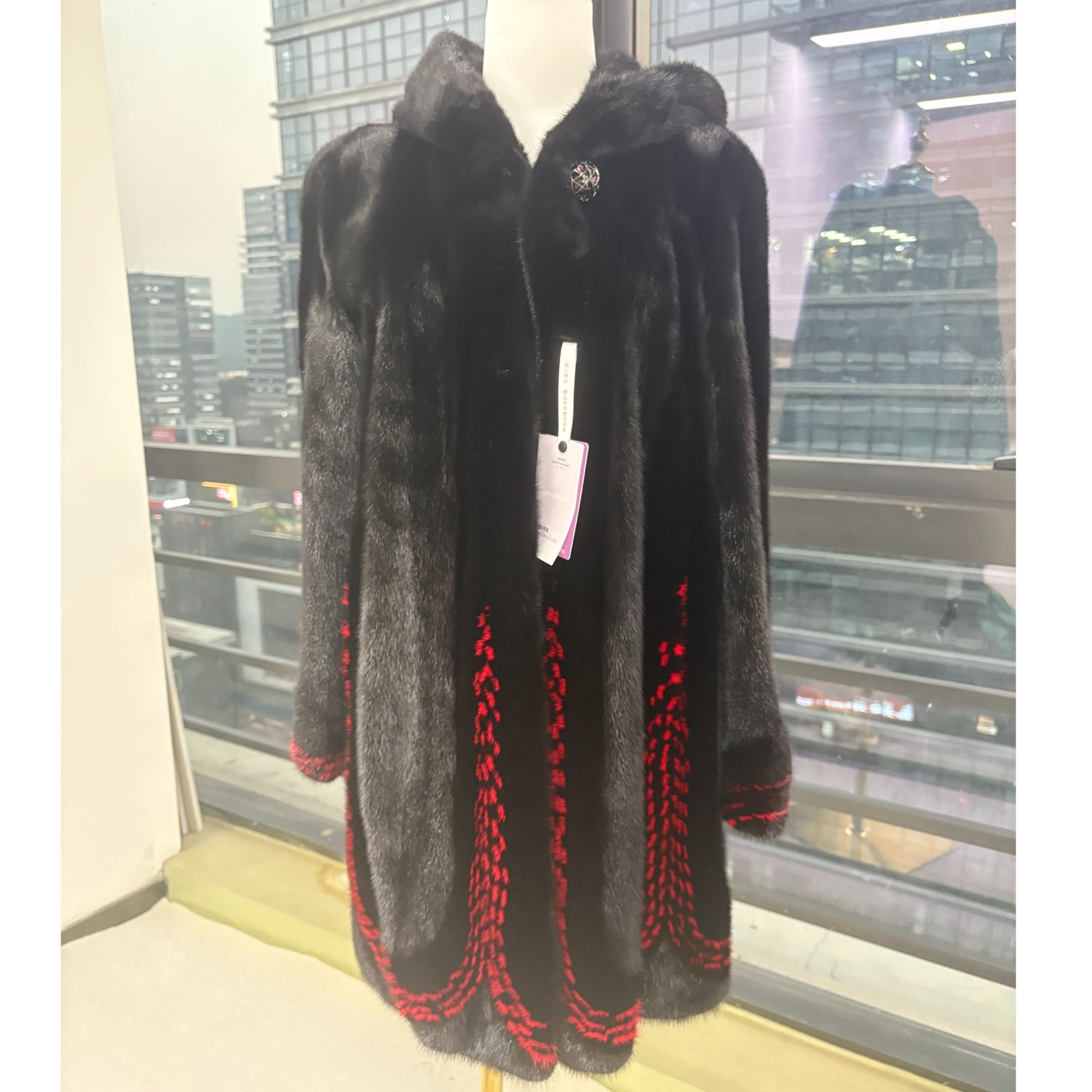 黑色水貂配红点美倒长款大衣