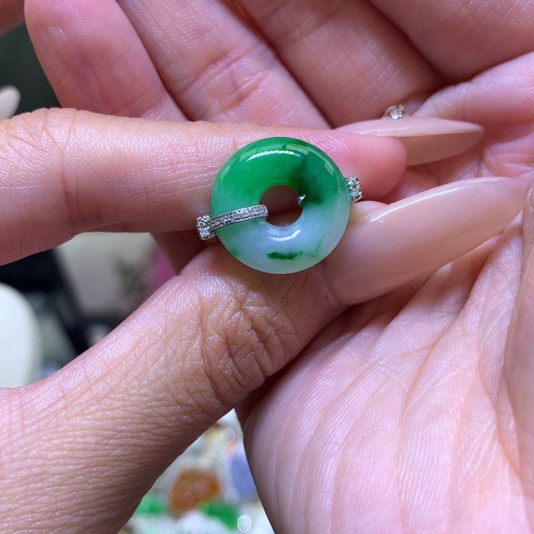 颈饰18K金镶嵌翡翠