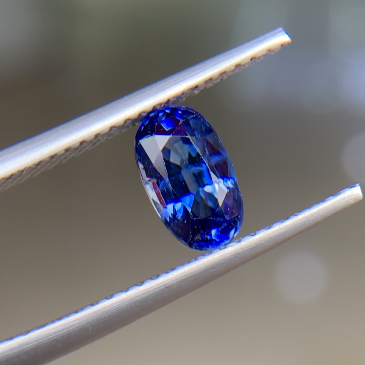 天然蓝宝石裸石1.53克拉4.8*8mm 颜色浓郁 晶体亮丽