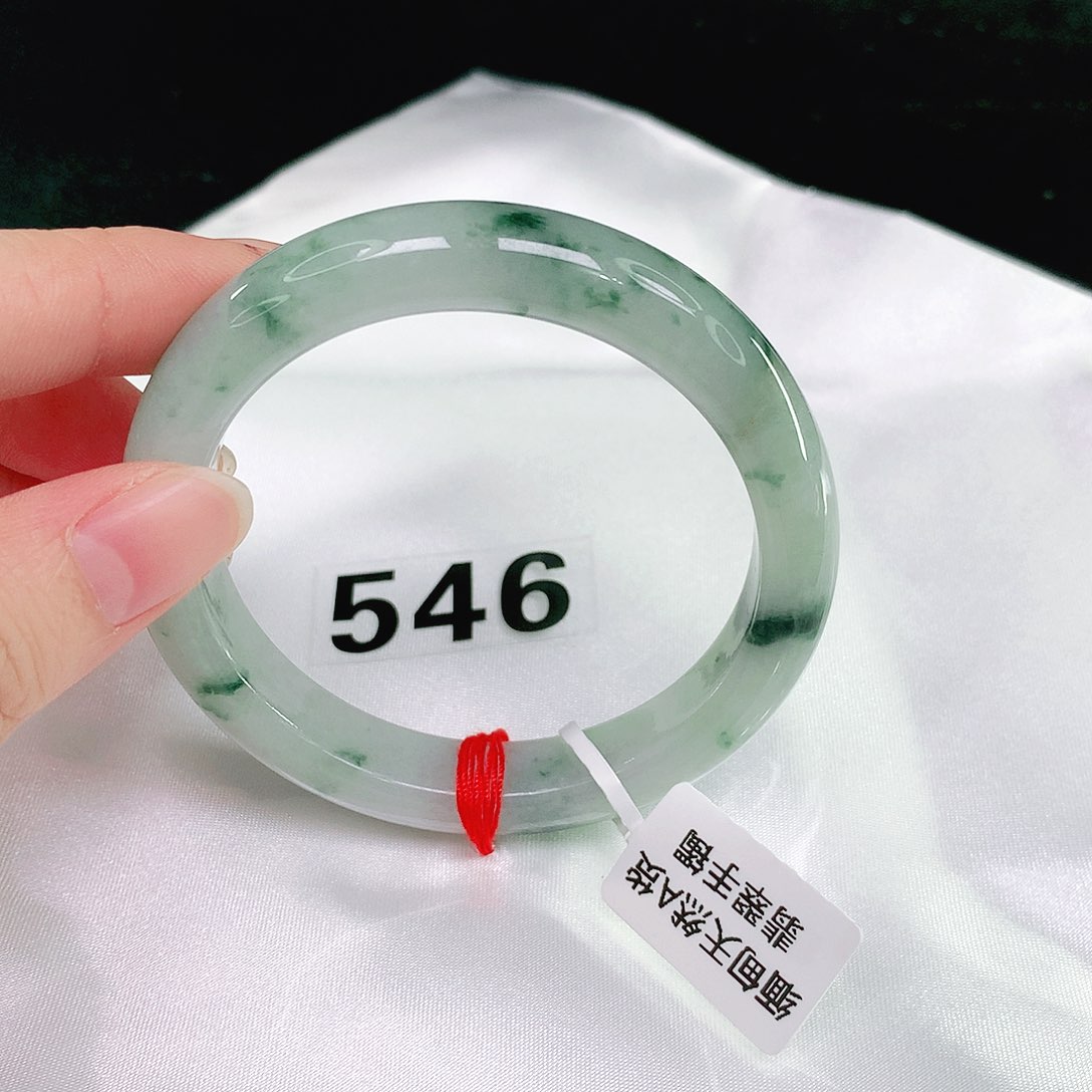 翡翠手镯未镶嵌翡翠手镯未镶嵌