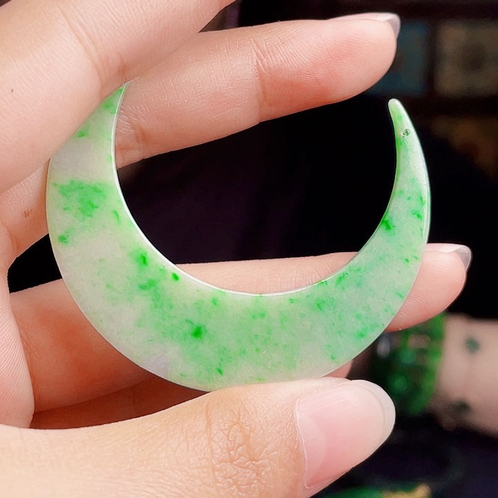 翡翠未镶嵌颈饰多样性