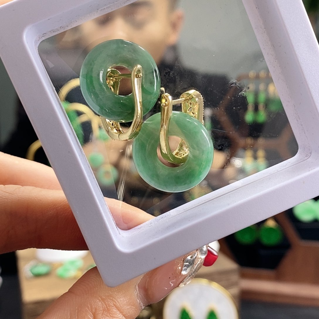 翡翠耳饰未镶嵌翡翠