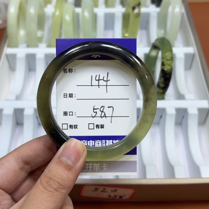 未镶嵌岫玉手镯天然