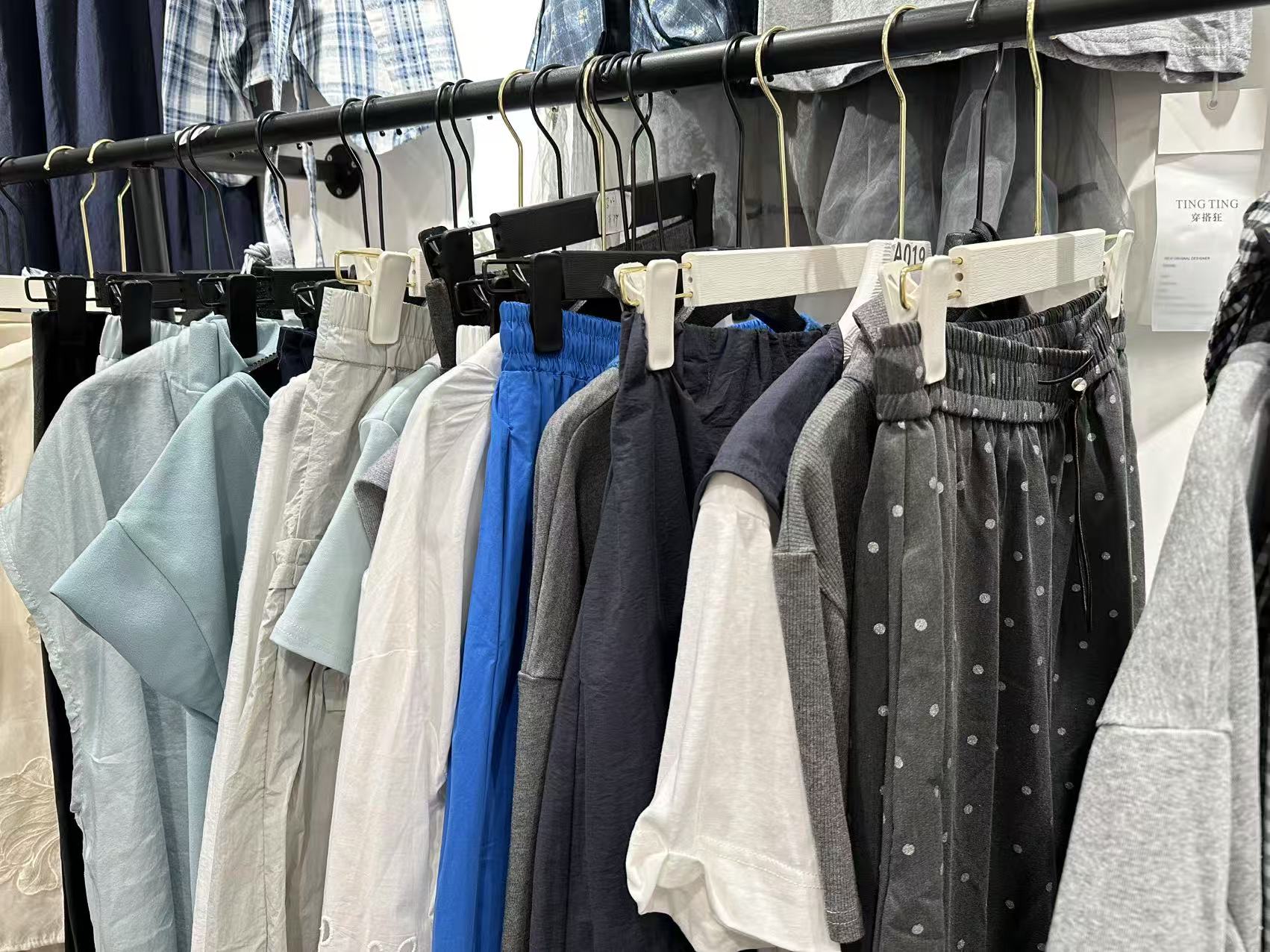 店铺随机衣服一件