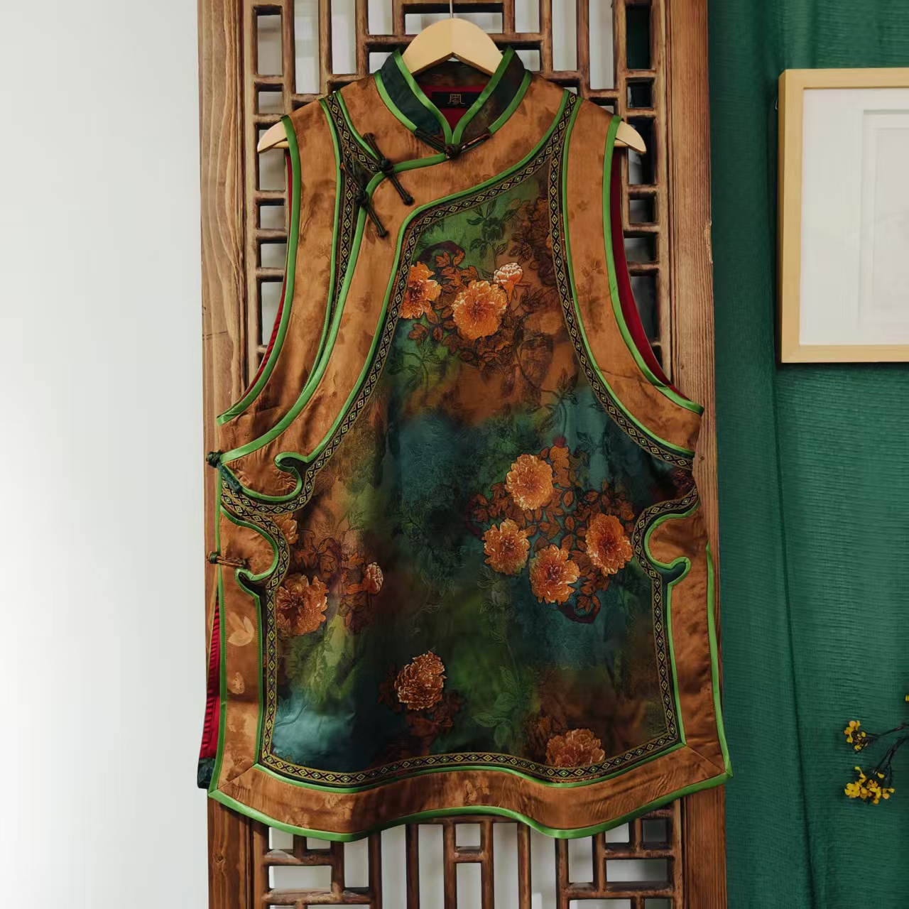 凤徕兮私人定制蓝绿香香底小花拼黄色如意边盘扣马甲（LS501-1）