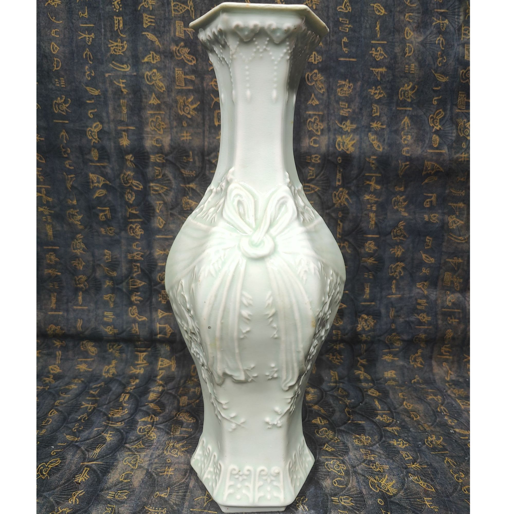 18 51 民国 豆青釉双耳六方瓶-6660207