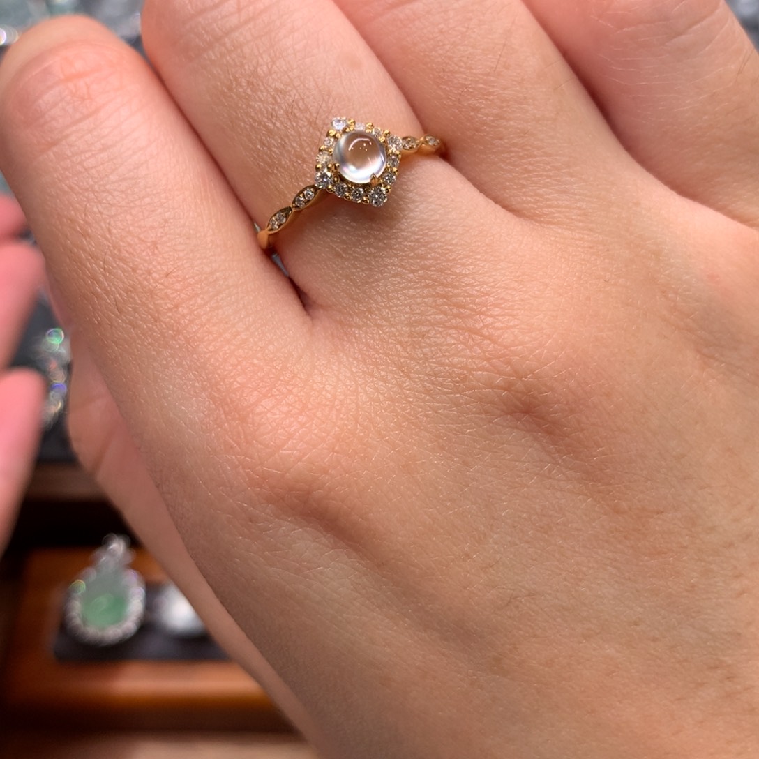 翡翠戒指18K金镶嵌宝**。戒指