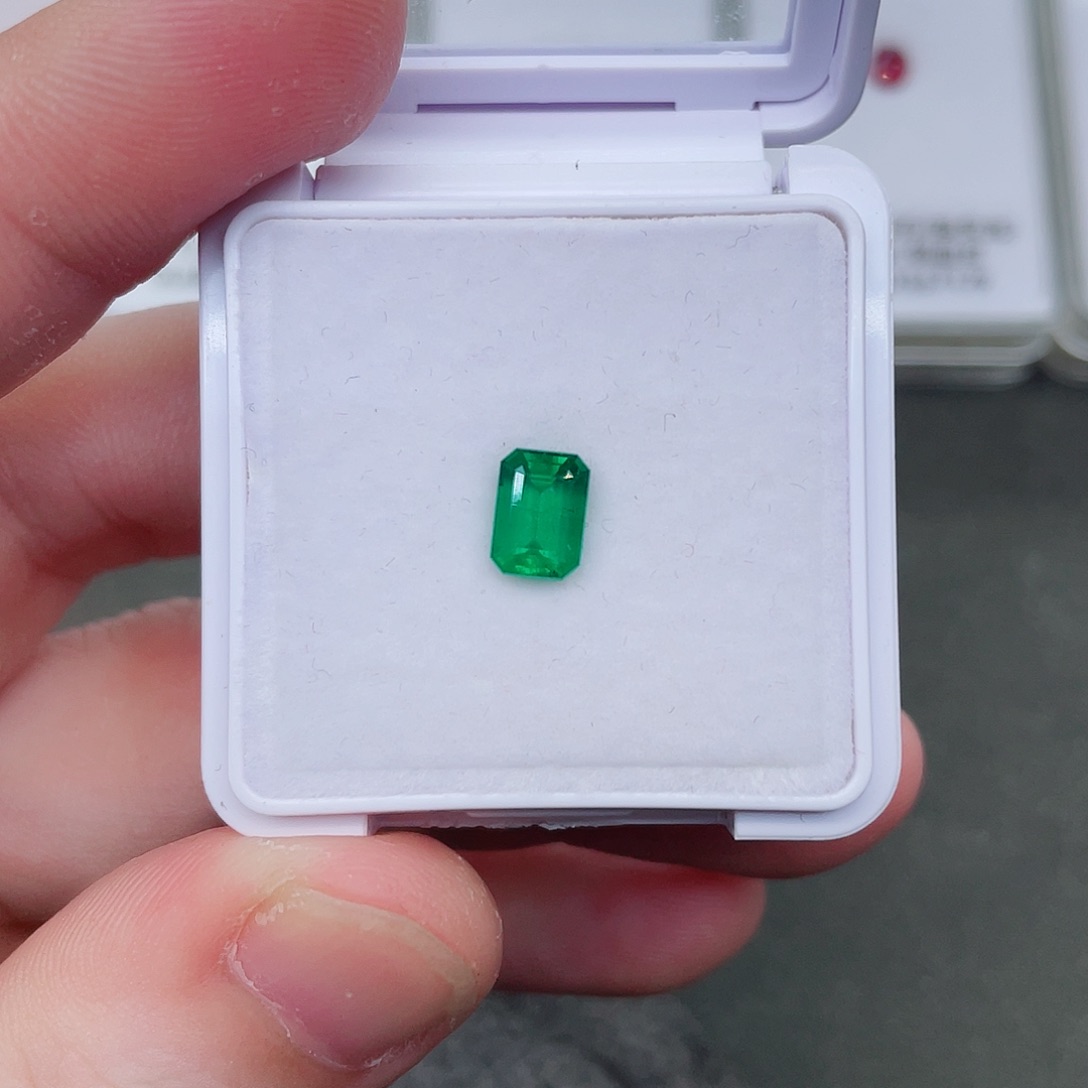祖母绿裸石未镶嵌1.05克拉沃顿绿极微油吉尔德证书