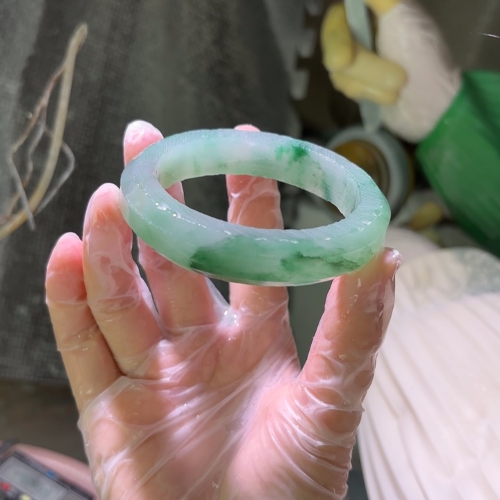 吉***妈石英质玉（非洲翠）未镶嵌手镯定制