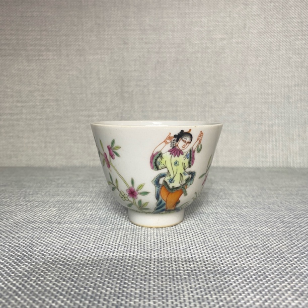 粉彩故事纹主人杯茶碗