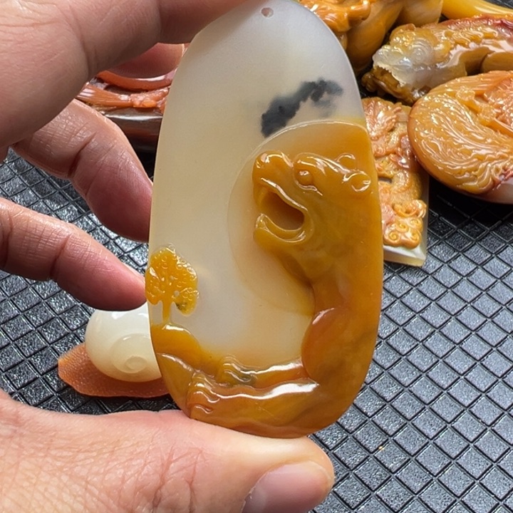 石英质玉（黄龙玉）颈饰未镶嵌