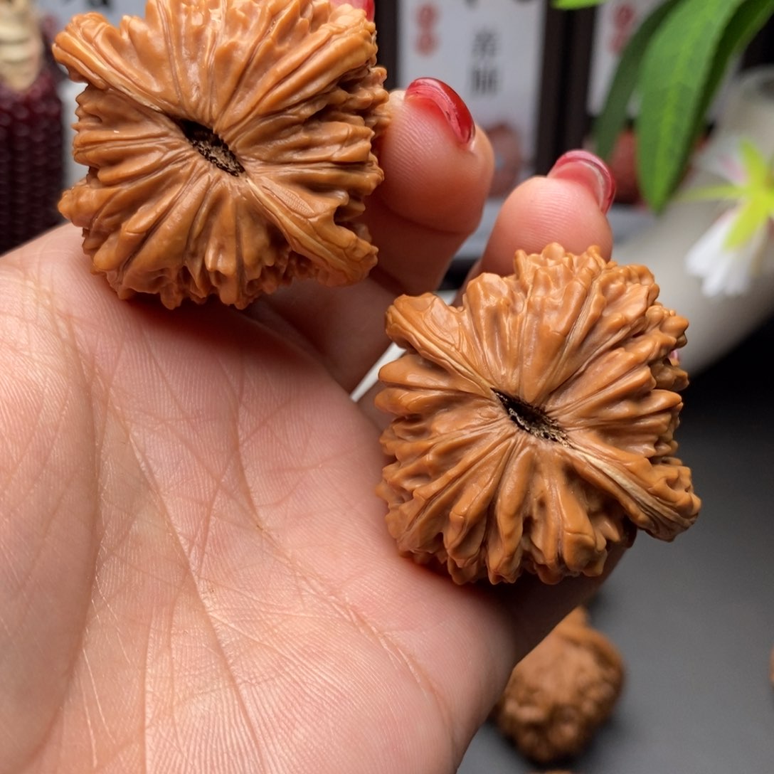 文玩核桃把件贰****J四座楼