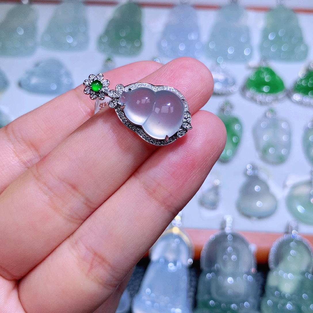 翡翠未镶嵌颈饰葫芦