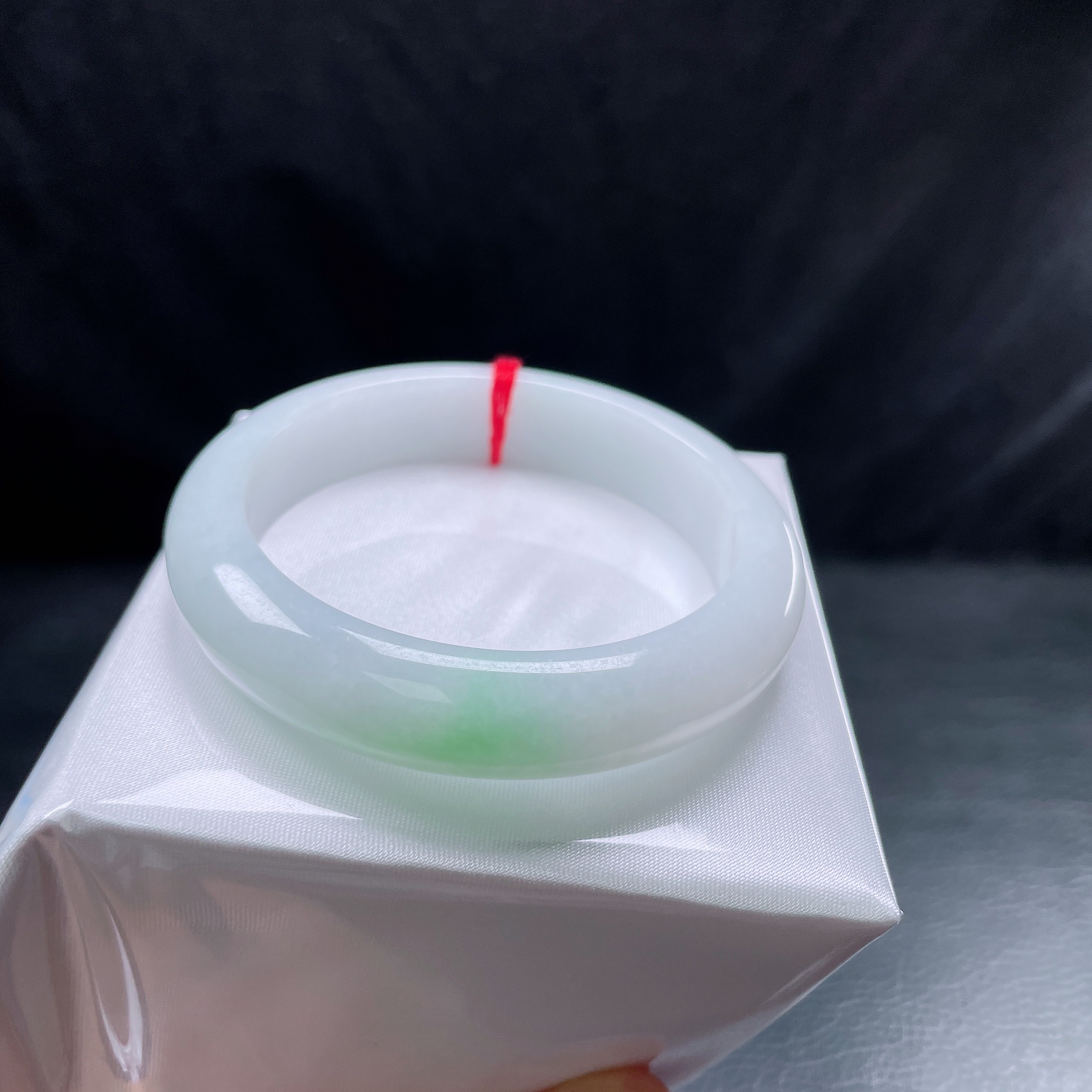 53圈糯底飘绿宽边手镯 有纹