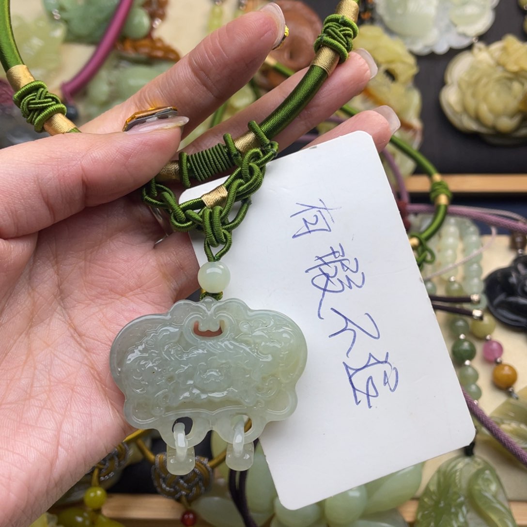 蛇纹石玉颈饰未镶嵌