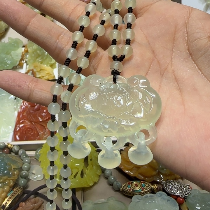 蛇纹石玉吊坠未镶嵌