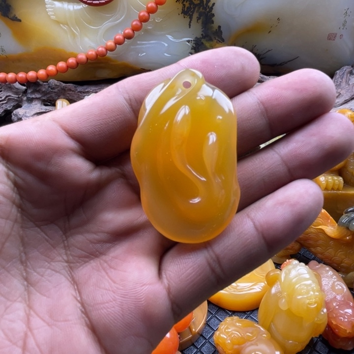 石英质玉（黄龙玉）挂件合金