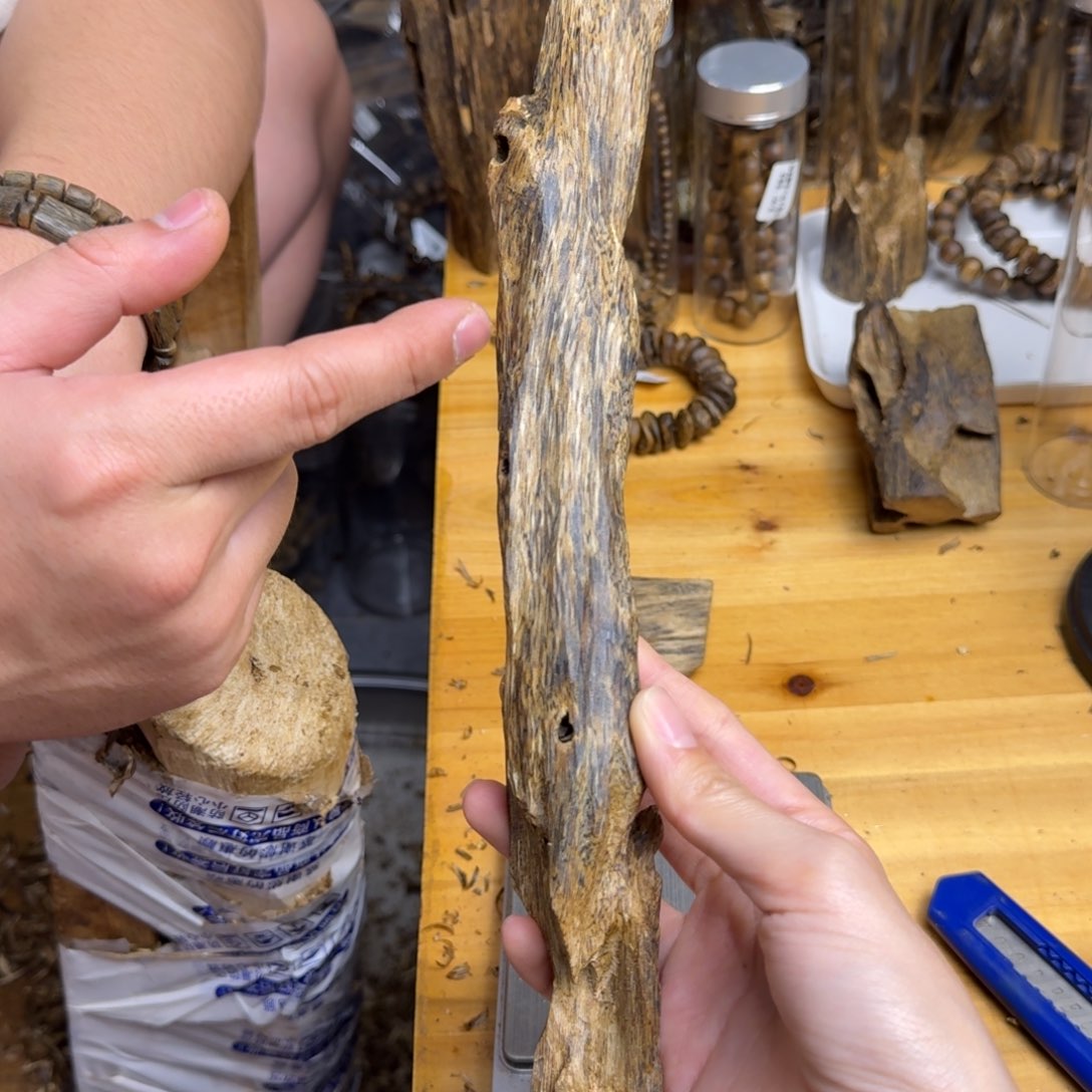 沉香沉香碎屑蓝宝石块料72克