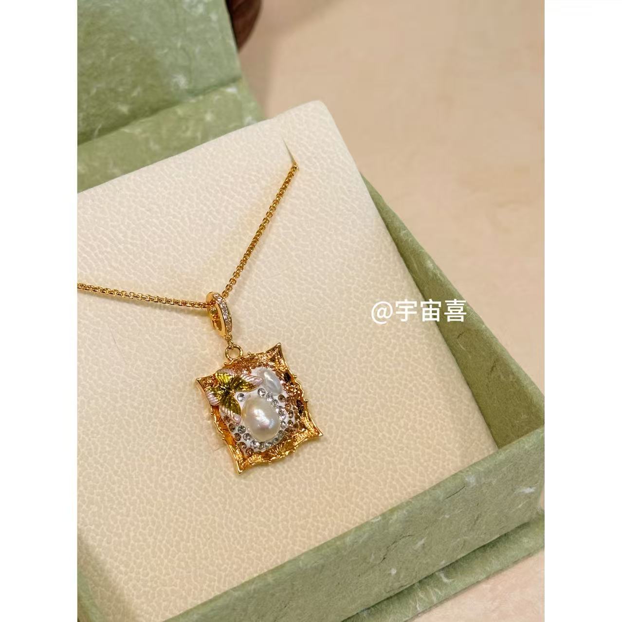 铜合金项链 I2-938【莫奈系列蝴蝶锆石贝珠方形画框项链】