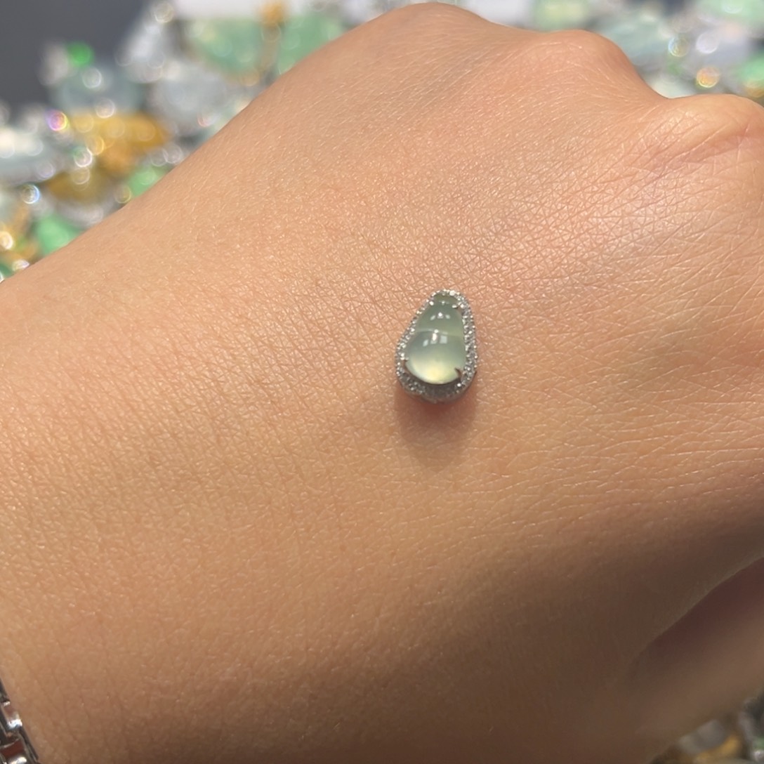 翡翠颈饰18K金镶嵌吊坠