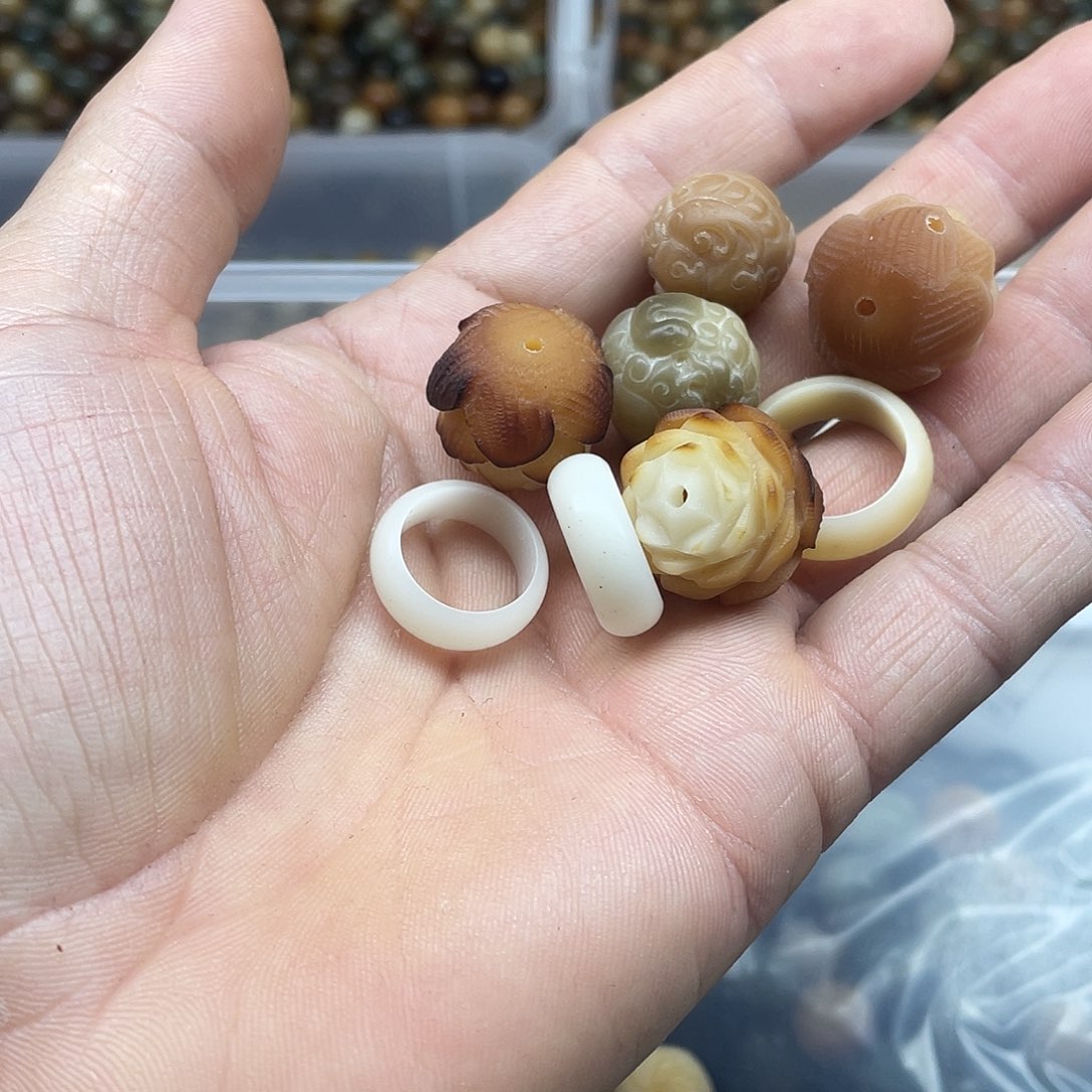8****吊坠白玉菩提瑕疵雕刻8颗