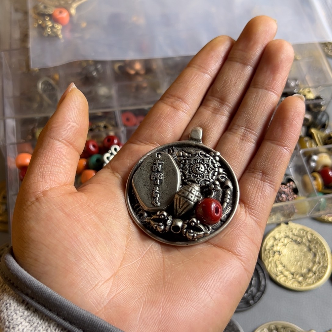 马***辉九宫八卦配饰搭配黑色包挂