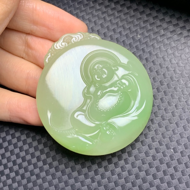 和田玉翠青圆牌佛吊坠