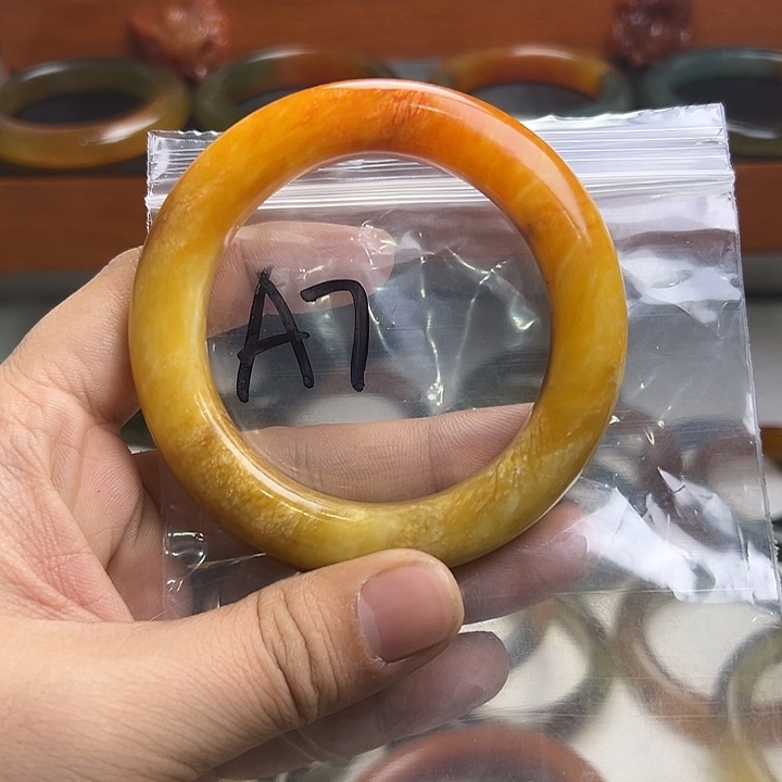 刘***林蛇纹石玉未镶嵌手镯