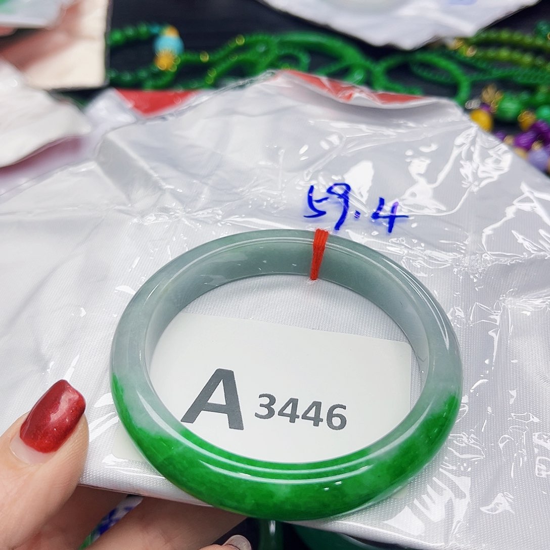 翡翠手镯未镶嵌多样性