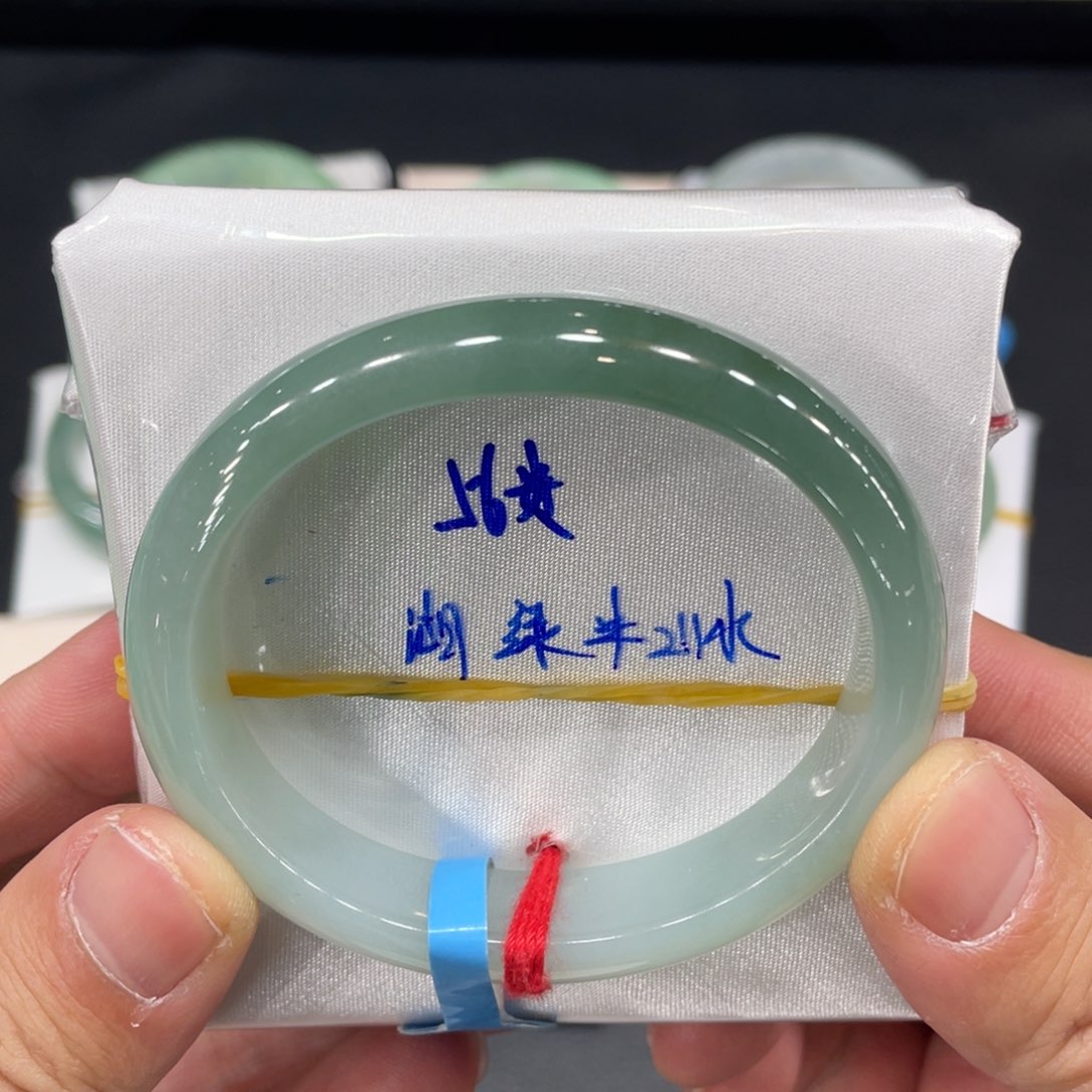 翡翠手镯未镶嵌缅甸天然翡翠手镯