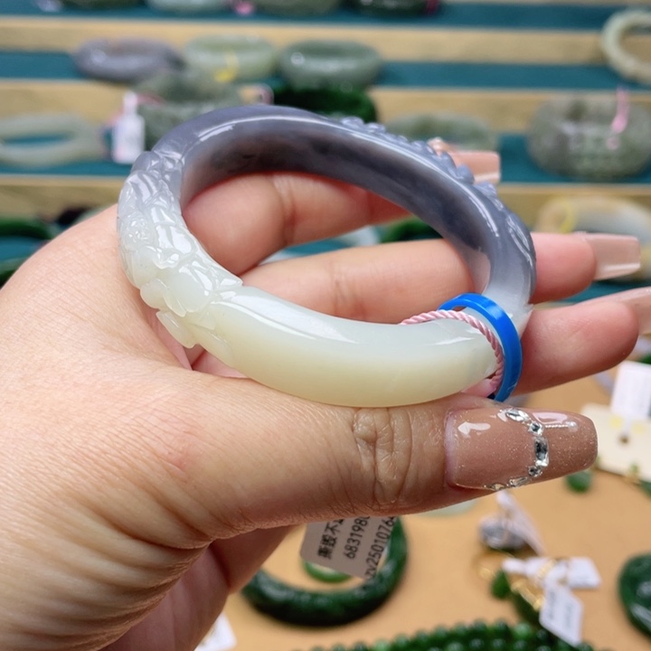 和田玉手镯56+圈口。编号为73贵妃镯未镶嵌