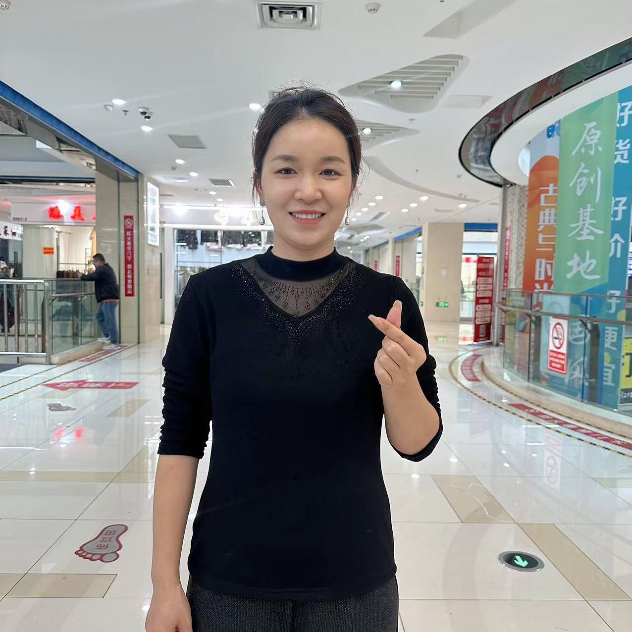 妈妈装秋冬新款时尚半高领纯色烫钻加绒打底衫大码遮肚子洋气小衫